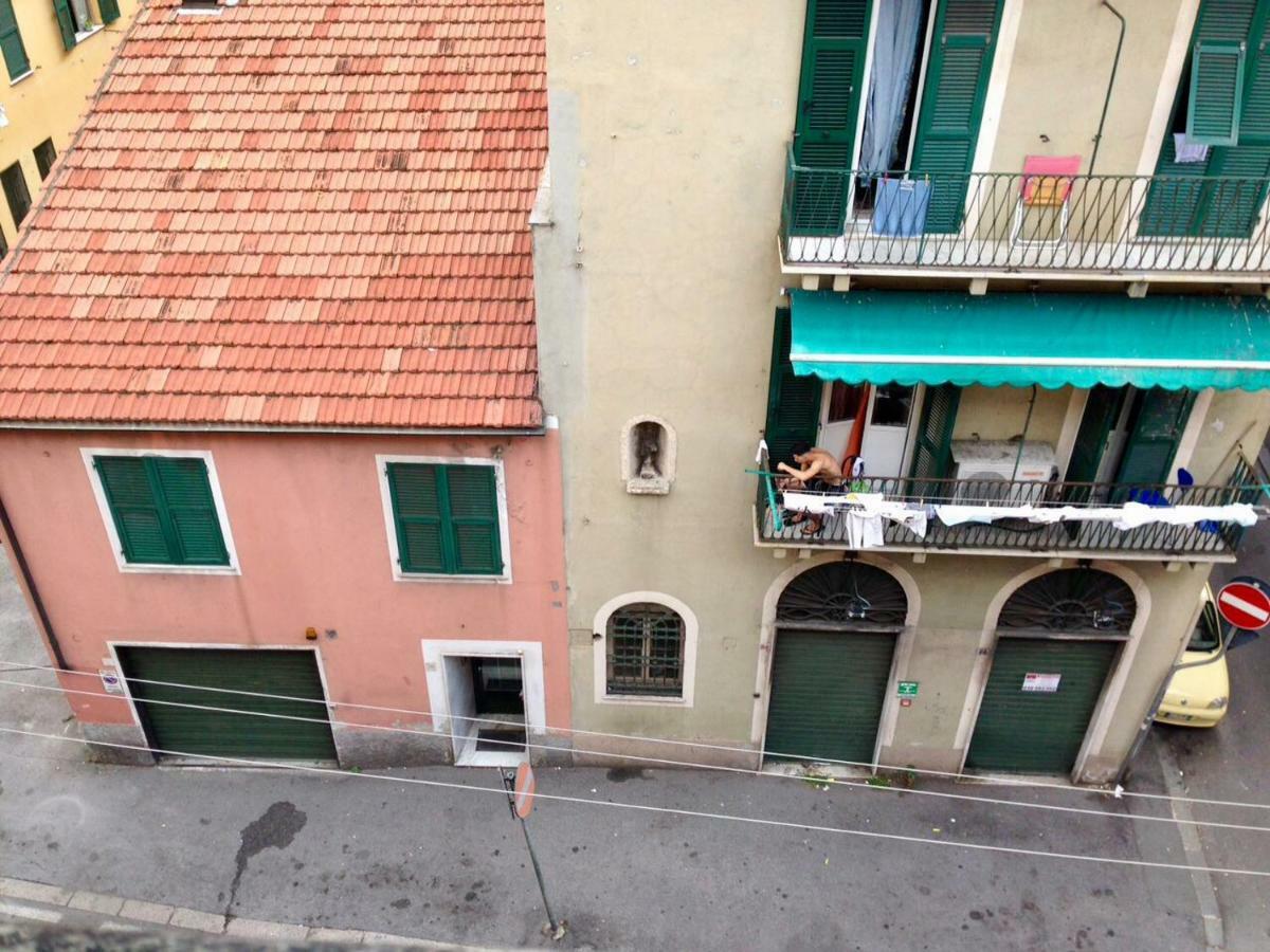Una Stanza In Un Appartamento Genua Exteriör bild